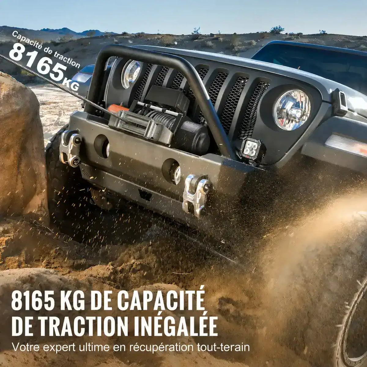 Véhicule tout-terrain tracté hors d'un passage boueux, capacité de traction de 8 165 kg annoncée