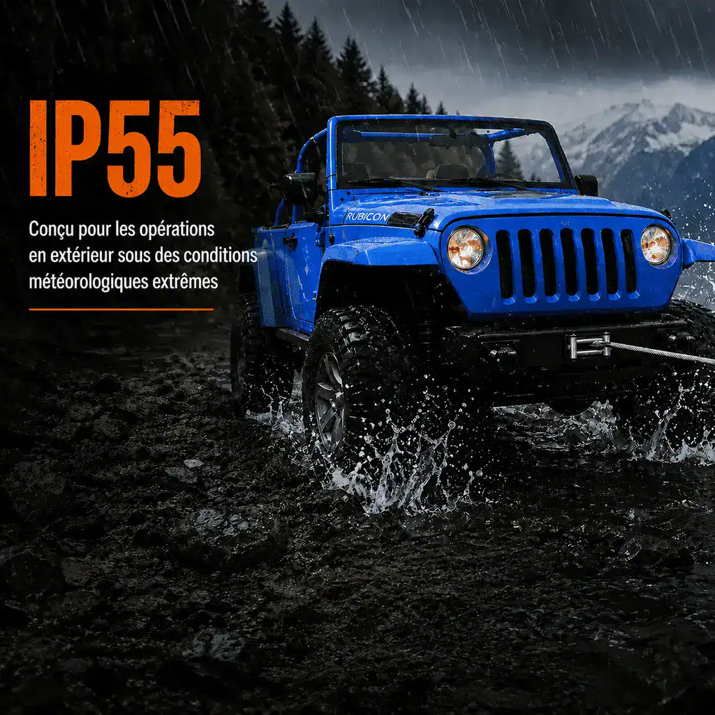Treuil à indice de protection IP55 monté sur un 4x4 roulant de nuit sous la pluie