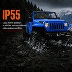 Treuil à indice de protection IP55 monté sur un 4x4 roulant de nuit sous la pluie