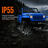 Treuil à indice de protection IP55 monté sur un 4x4 roulant de nuit sous la pluie